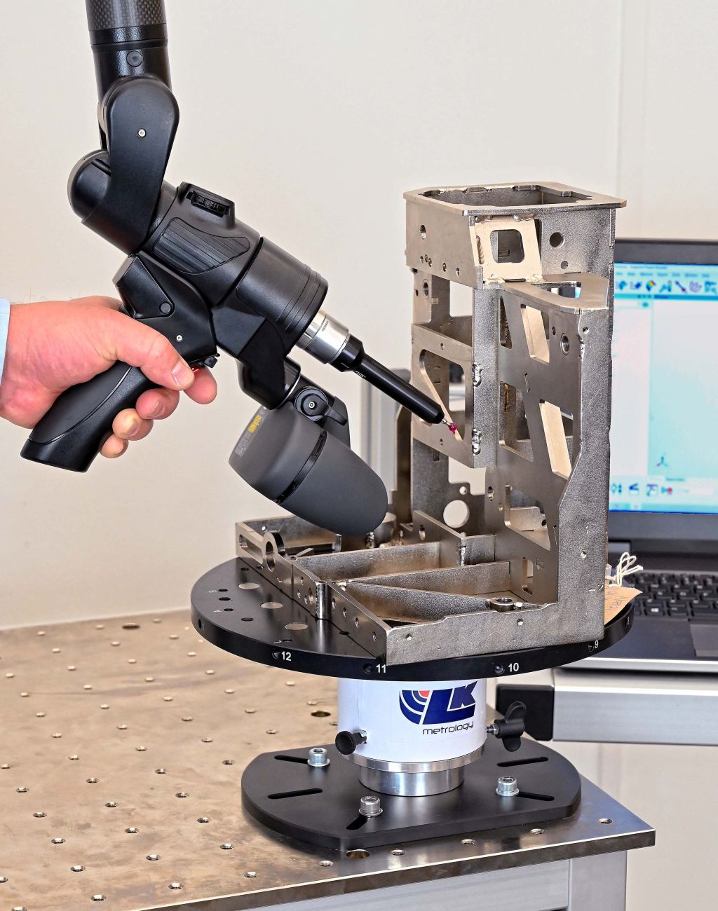 Ergonomic rotary index table raises efficiency of portable arm metrology