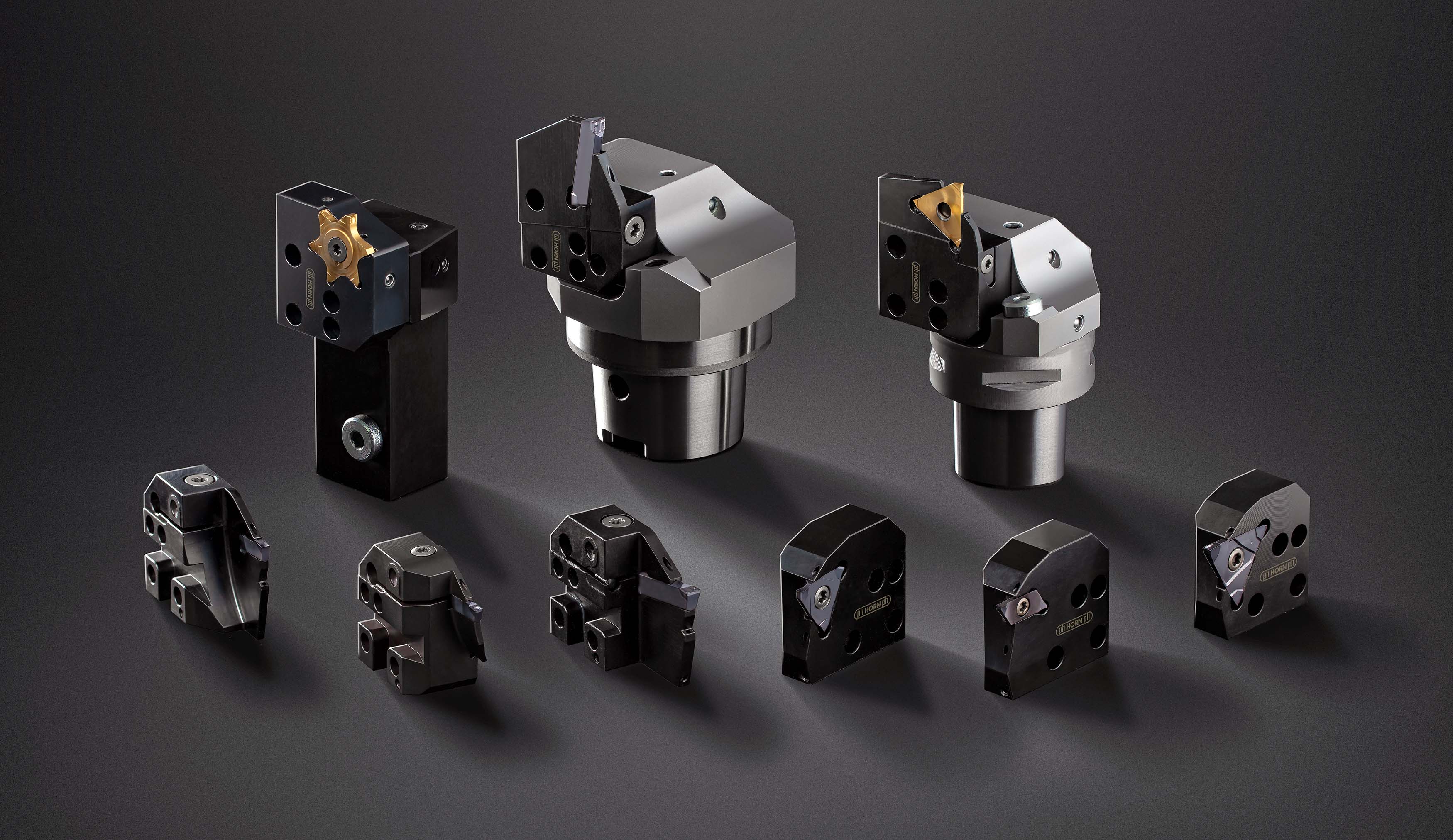 Horn expands cartridge tooling system for grooving and parting-off